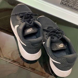 NIKE TENNIS SHOES